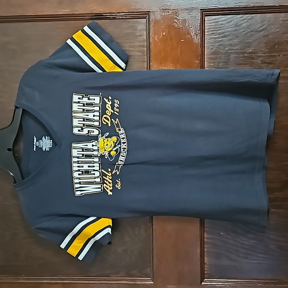 Pro Edge Wichita State V-Neck T-Shirt - Size L